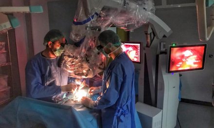 Prima intervenție chirurgicală cu cel mai performant microscop operator Spitalul Județean de Urgență Bistrița